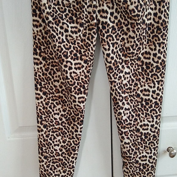 Zyia leapard print Scrunchy Hi rise 7/8 light and lux 24" 14 / 16 leggings - Picture 7 of 11